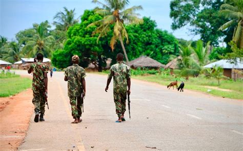 naked women executed|Naked woman beaten and executed on camera in Mozambique。